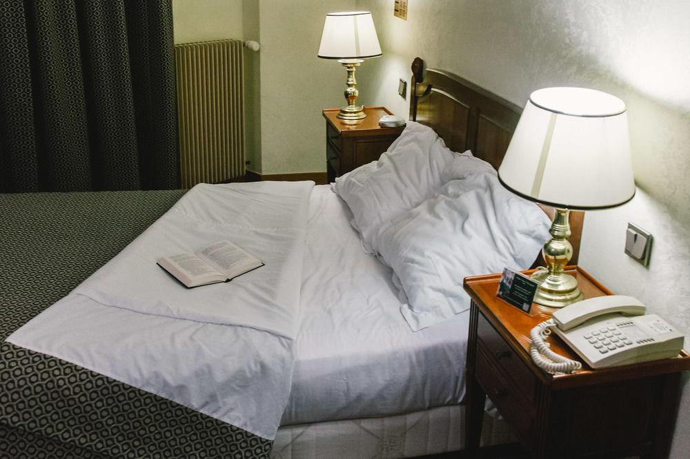 Hotel Saint Christophe Paris Ngoại thất bức ảnh